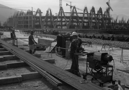 Personal de Garant Mexicana roscado de varilla en obra